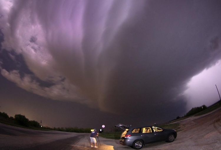fot. Gene Blevins / Reuters / 24 kwietnia 2014  Graham, Stany Zjednoczone  Brad Mack, łowca burz, śledzi duże tornado.
